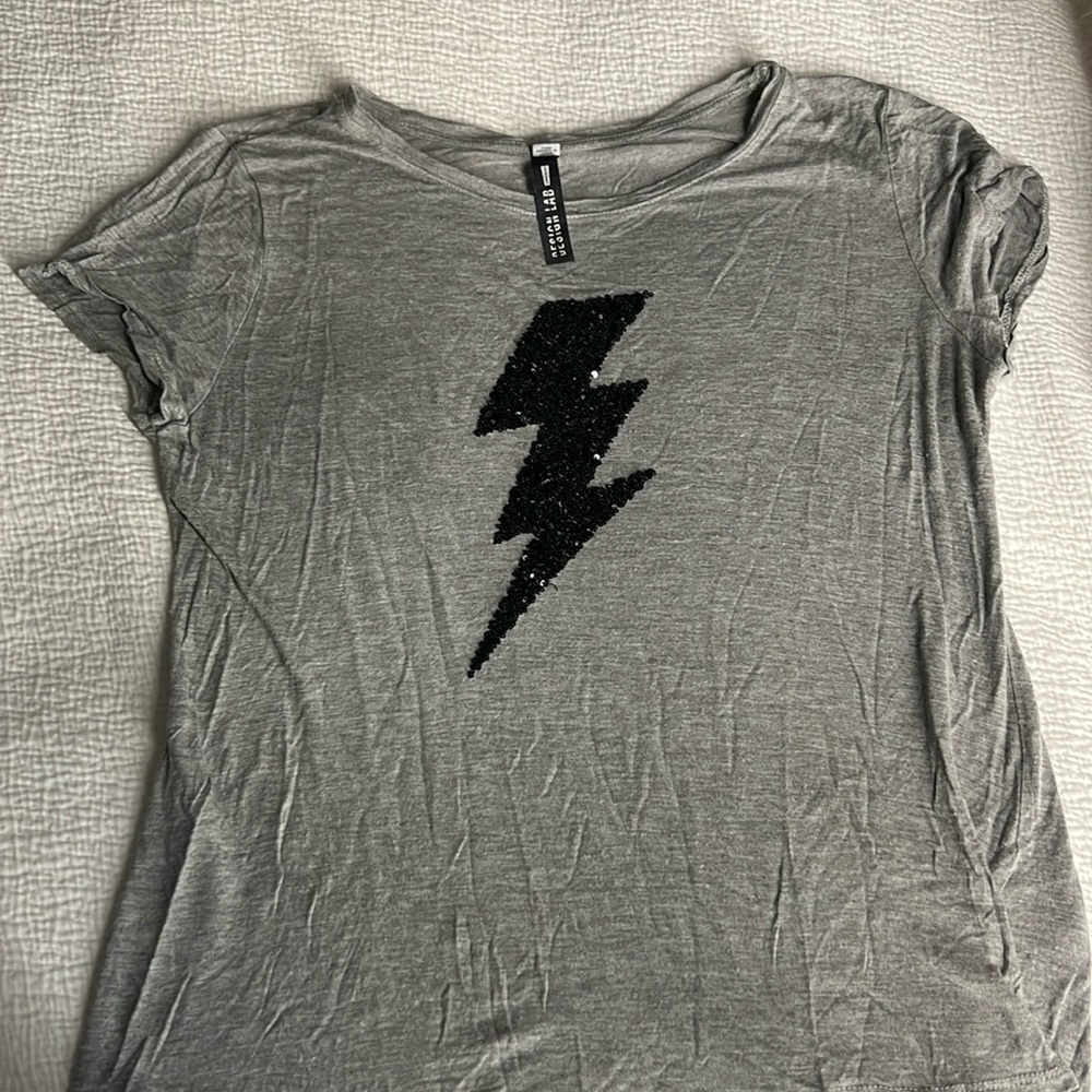 Small fitting grey design lab tee with sequins